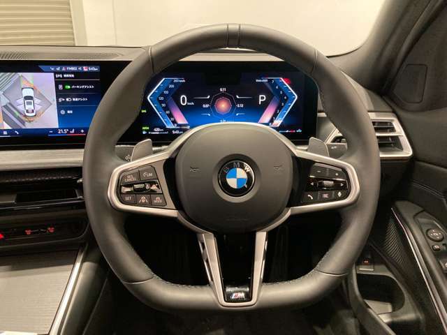 BMWのステアリングはドライバーと車体が一体感に感じれるような操作性を実現しております。また、握りやすさや操作性を向上するためにスイッチ類も配置されております。