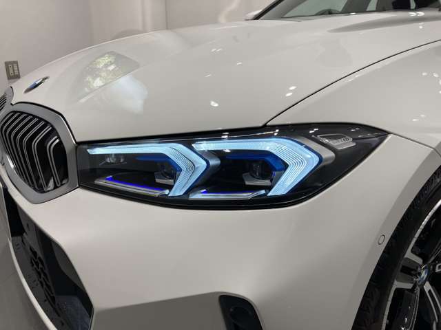 BMWの伝統の丸目4灯ヘッドライトでございます。LEDライトで視認性もよく明るく安全性の向上につながります。