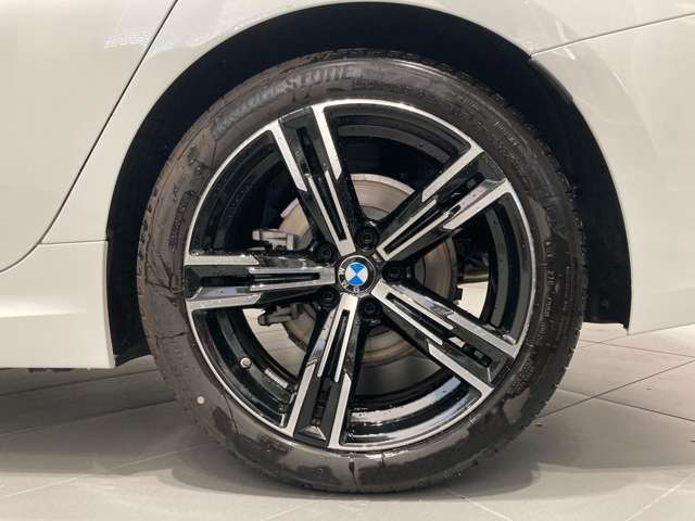 BMWの純正アロイホイールは軽量かつ強度にも優れているホイールで走行性能を引き上げる設計になっております。足元にもBMWは妥協がなくこだわっている個所になります。