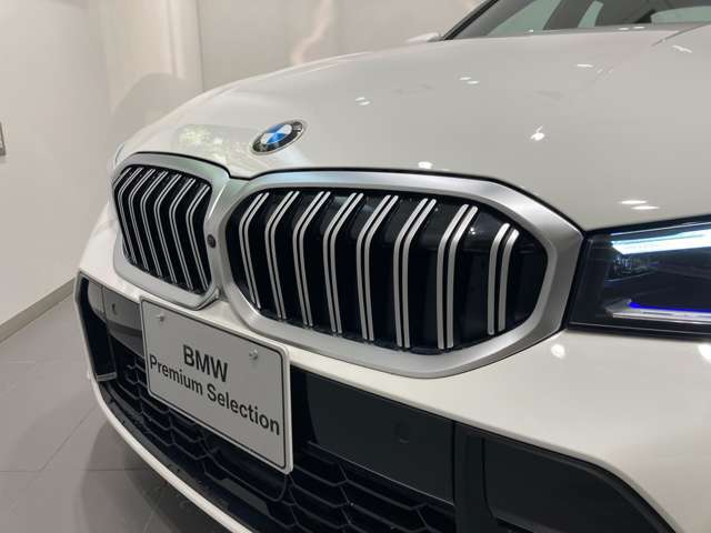 BMWの伝統の丸目4灯ヘッドライトでございます。LEDライトで視認性もよく明るく安全性の向上につながります。