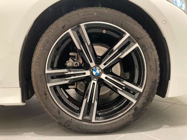 BMWの純正アロイホイールは軽量かつ強度にも優れているホイールで走行性能を引き上げる設計になっております。足元にもBMWは妥協がなくこだわっている個所になります。