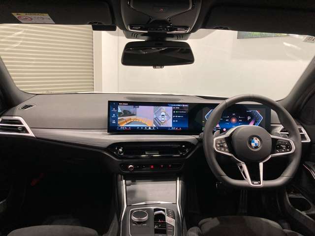 BMWの運転席はドライバーオリエンテッドという構造を採用。ドライバー目線の操作がしやすい設計になっており、ドライブ中にも目線の移動が少なく運転中にも簡単に操作ができます。