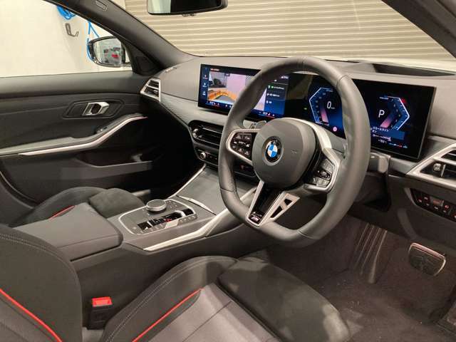 BMWの運転席はドライバーオリエンテッドという構造を採用。ドライバー目線の操作がしやすい設計になっており、ドライブ中にも目線の移動が少なく運転中にも簡単に操作ができます。