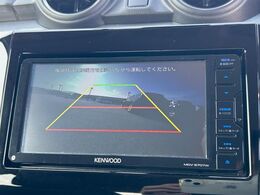 【バックカメラ】駐車時に後方がリアルタイム映像で確認できます。大型商業施設や立体駐車場での駐車時や、夜間のバック時に大活躍！運転スキルに関わらず、今や必須となった装備のひとつです！