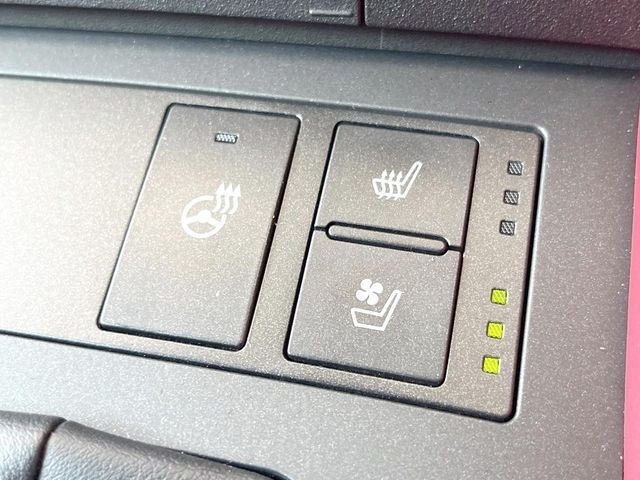 【シートベンチレーション】夏場は涼しい風でお尻や背中の熱やムレを防ぎ、冬はエアコンよりも早く温まってポカポカに！季節を問わず快適に過ごせます。