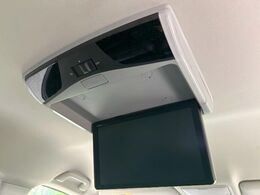 【フリップダウンモニター】大画面モニターで後席でもエンタメをお楽しみいただけます。小さなお子様にも大人気の装備です♪