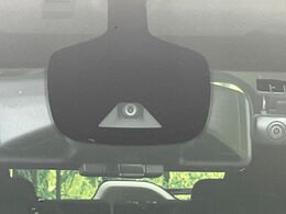 【エマージェンシーブレーキ】走行中に前方の車両等を認識し、衝突しそうな時は警報とブレーキで衝突回避と被害軽減をアシスト。より安全にドライブをお楽しみいただけます。