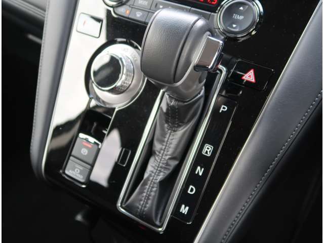 8速AT　電子制御4WD　電動パーキングブレーキ　ブレーキオートホールド