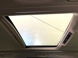 【サンルーフ】開放感たっぷりの希少装備、サンルーフが装着されています！車内に明かりを取り入れたり景色を楽しむ以外にも、車内の空気も簡単に換気できて快適です！
