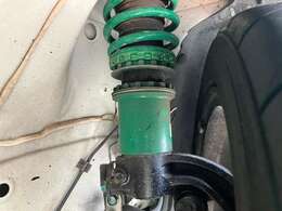 テイン製の車高調を装備