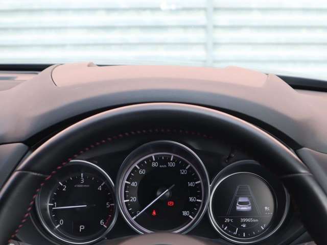 運転視界の遠方上方に虚像を投影することで前を見ながら情報の視認ができます。本当にドライバーが必要な情報を適切に伝え、楽しんで頂くことを考えた新世代装備です。※虚像は2.6m前方に浮かぶイメージです。