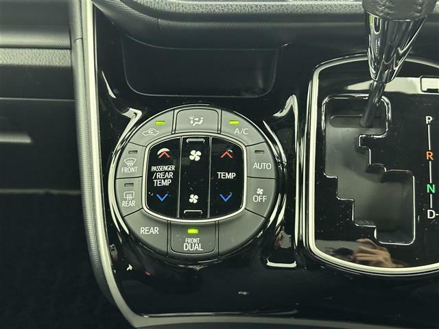 【ダブルオートエアコン(WAC)】運転席・助手席のみならず、後部座席からでも細かな温度調節が可能です！