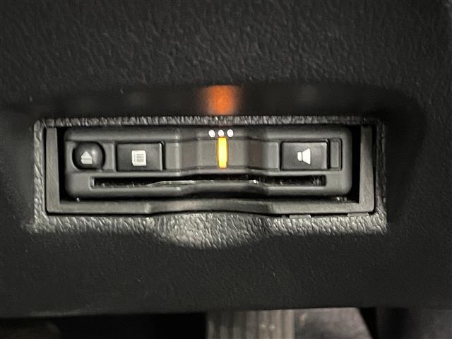 【ETC】有料道路を利用する際に料金所で停止することなく通過できる、ETC車載器（ノンストップ自動料金収受システム機器）が装備されています。セットアップを行うことで利用可能になります。