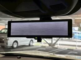 【デジタルインナーミラー】乗員、ヘッドレスト、積載物などでさえぎられがちなルームミラーの後方視界をクリアに保ちます！