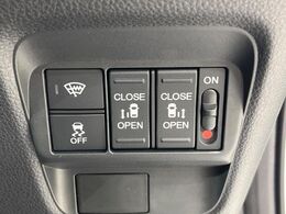 【両側パワースライドドア】スマートキーや運転席のスイッチで後席両側スライドドアの開閉が可能♪電動だから力を入れてドアを開ける必要が無く、小さなお子様でも簡単に開け閉めでき快適です♪