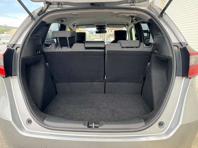 荷室です。シートを跳ね上げるか背面を倒すことでスペースが確保できます♪