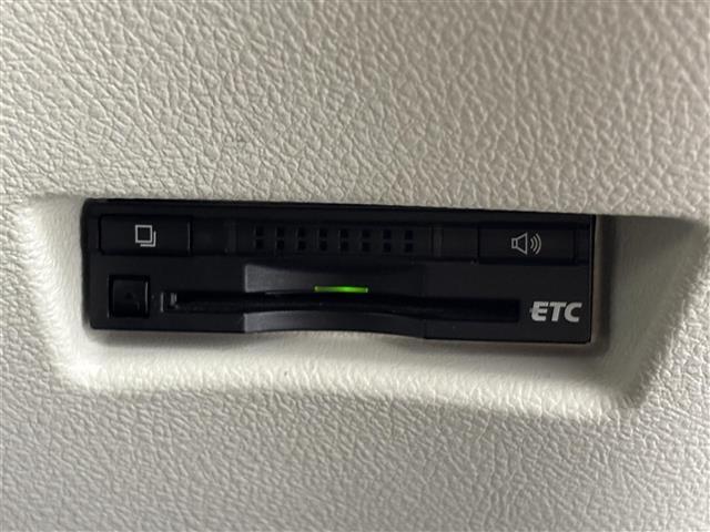 【ETC】有料道路を利用する際に料金所で停止することなく通過できる、ETC車載器（ノンストップ自動料金収受システム機器）が装備されています。セットアップを行うことで利用可能になります。