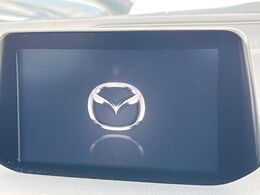【マツダコネクトナビ】車内の雰囲気にマッチした一体型タイプのナビ。各種車輌設定やBluetooth再生等、様々な機能が楽しめます。直感的なダイヤル操作が可能で、使い勝手も良好です。