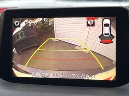 【バックカメラ】駐車時に後方がリアルタイム映像で確認できます。大型商業施設や立体駐車場での駐車時や、夜間のバック時に大活躍！運転スキルに関わらず、今や必須となった装備のひとつです！
