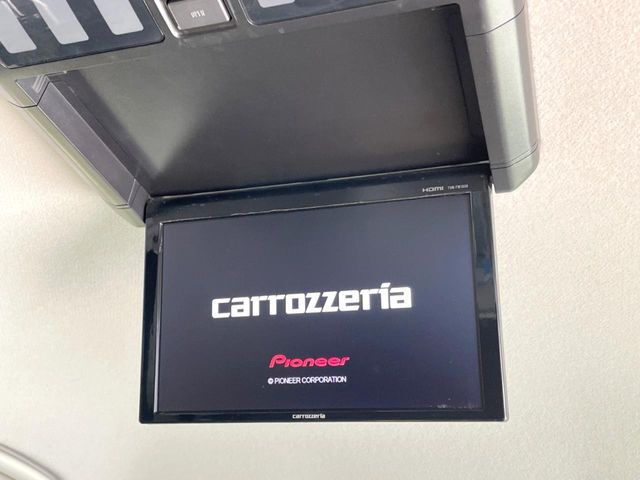 【後席モニター】家族や友人とお出かけする機会が多い方に大人気の後席モニターを装備！見やすい位置に画面がありテレビやDVDの視聴も快適！友達もお子様も、後席にしか乗らなくなるかも？？
