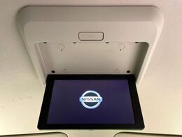 【フリップダウンモニター】大画面モニターで後席でもエンタメをお楽しみいただけます。小さなお子様にも大人気の装備です♪