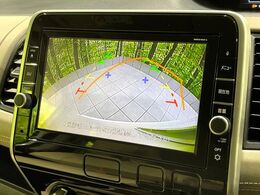 【バックカメラ】駐車時に後方がリアルタイム映像で確認できます。大型商業施設や立体駐車場での駐車時や、夜間のバック時に大活躍！運転スキルに関わらず、今や必須となった装備のひとつです！
