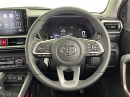 【ステアリング】軽い力で扱いやすいハンドルです。目立つ傷やスレなどなく綺麗な状態です！除菌プランいれていただくとさらに快適に！清潔なお車はお子様にも安心ですね！