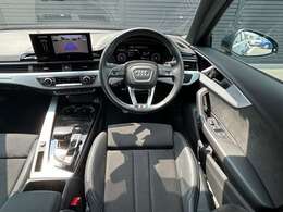 手になじみやすいステアリングで左右の機能でナビに触らず、音量調整や切り替えができるので、走行中にとても便利です！