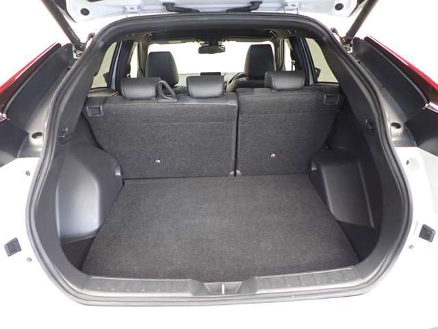 リアゲートも大きく開くので、荷物の出し入れも簡単！大きな荷物がある時や、荷物が多くなった時でも安心して詰め込めますね！