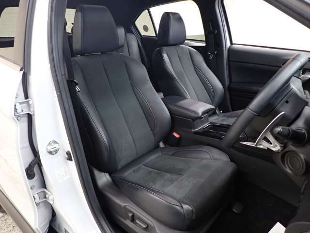 お体に沿うような座席シートはフィット感も高く、肌触りよいシート表面と合わせて長時間ドライブでも快適に座って居ることが出来ます♪