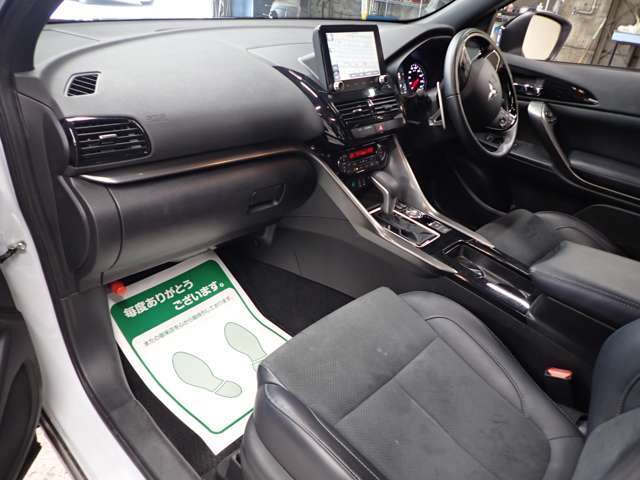 大容量のグローブボックス付き！車検証の他小物入れ等も収納可能です！