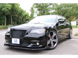 フロントメッキパーツをブラックアウトされております！！