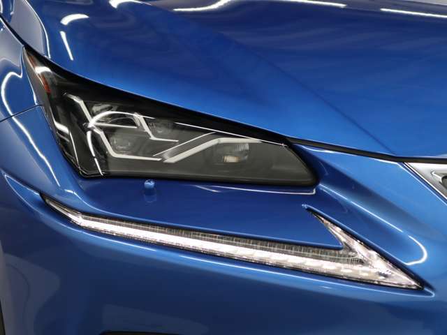 LEDヘッドランプにはアダプティブハイビームシステム「AHS」を採用。光検出カメラで車両検出をし、先行車や対向車に直接ハイビームを当てないように部分遮光します。