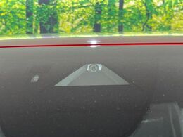 【スマートブレーキサポート】走行中に前方の車両等を認識し、衝突しそうな時は警報とブレーキで衝突回避と被害軽減をアシスト。より安全にドライブをお楽しみいただけます。