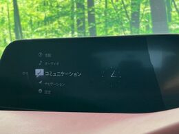 【8.8インチマツダコネクト】車内の雰囲気にマッチした大型のディスプレイ。スマホ接続でのナビ使用やBluetooth再生等、様々な機能が楽しめます。直感的なダイヤル操作が可能で、使い勝手も良好です。