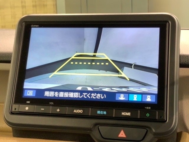 リバースギアに入れるだけで後方の表示へ切り替わります。夜間や雨の日の駐車も楽になりますよ。