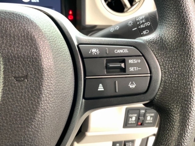 クルーズコントロールを装備しています。高速道路などで一定の速度で走ってくれるので運転が楽ですよ！速度を設定できますので、スピードの出しすぎにも注意できます。
