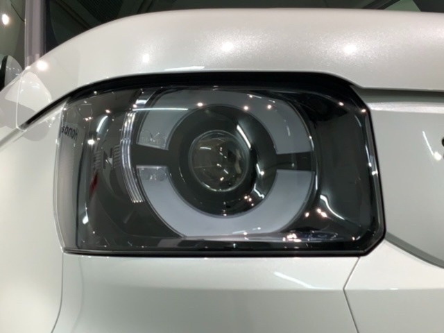 LEDヘッドライトは、点灯の瞬間から最大光量を発揮し、突然暗くなるトンネルなどでの安定感を高めます。
