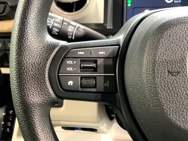 ステアリングにオーディオ操作スイッチが付いています。オーディオ画面に直接タッチしなくても操作が出来ますので、運転に集中できます。