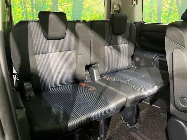 3列目シートはもちろん状態良好☆大人でもゆったりと座って頂けますので、大人数でのお出かけもラクラクです♪ご家族で、気の知れた仲間で、ドライブに行くのが楽しみですね♪