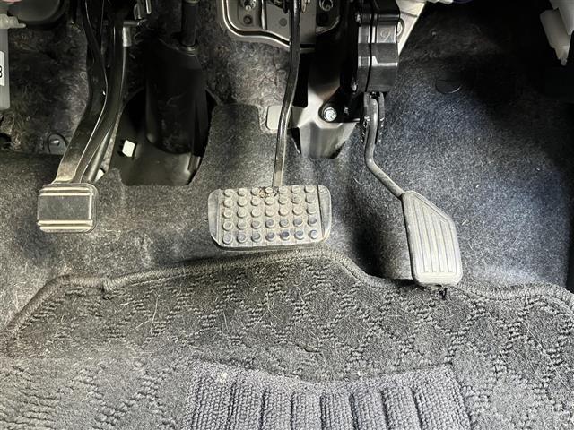 【アクセルブレーキ】『アクセルブレーキ周辺』の画像になります。写真の内容に関してご不明点、ご質問等がございましたらお気軽にガリバー店舗までお問い合わせください。