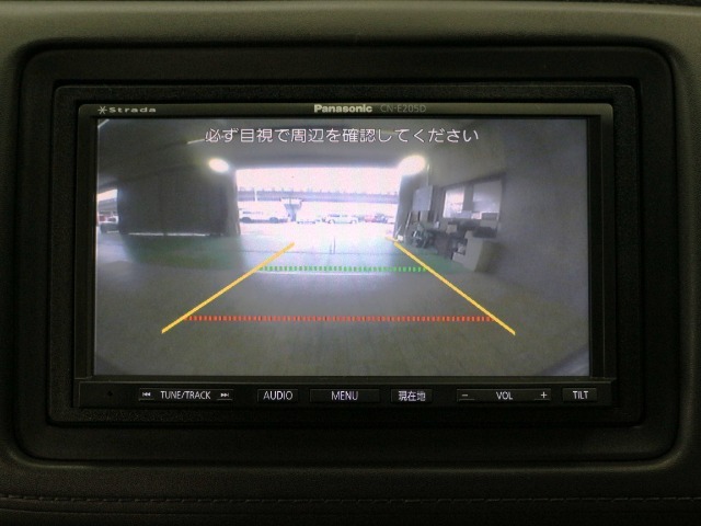 【バックカメラ】駐車時に後方がリアルタイム映像で確認できます。大型商業施設や立体駐車場での駐車時や、夜間のバック時に大活躍！運転スキルに関わらず、今や必須となった装備のひとつです！