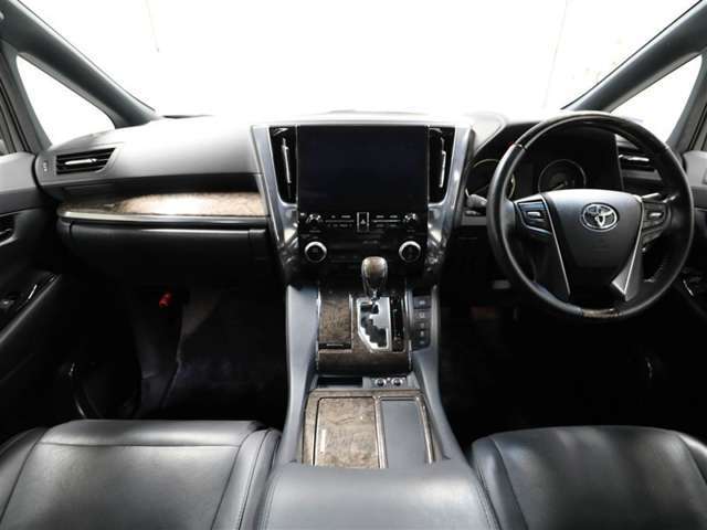 上質で落ち着いた印象のインパネ。視界も広々で運転しやすいです。