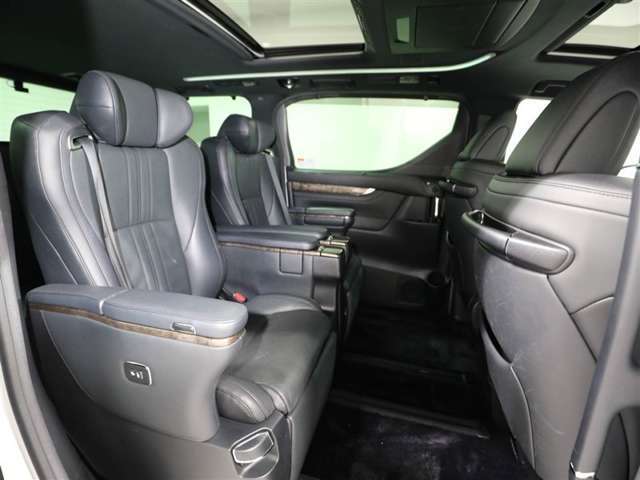 居心地の良い後席空間が乗員に深いくつろぎをもたらします。