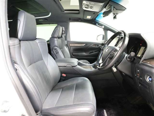 乗る者の気持ちをときめかせるハイクオリティな室内空間となっています。