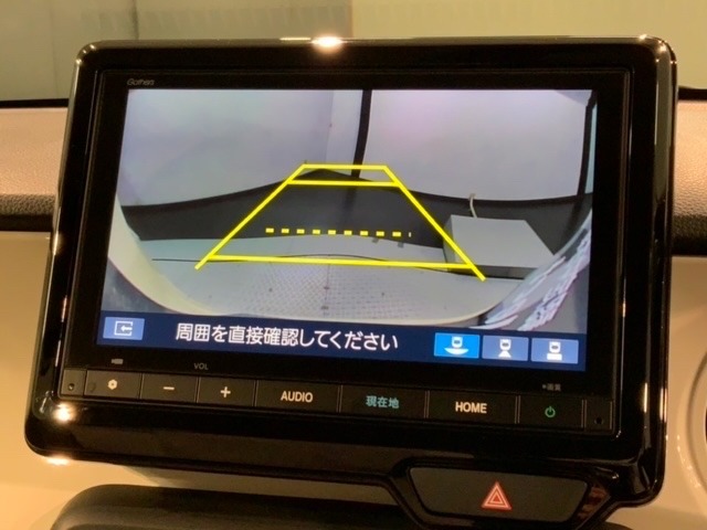 リバースギアに入れるだけで後方の表示へ切り替わります。夜間や雨の日の駐車も楽になりますよ。