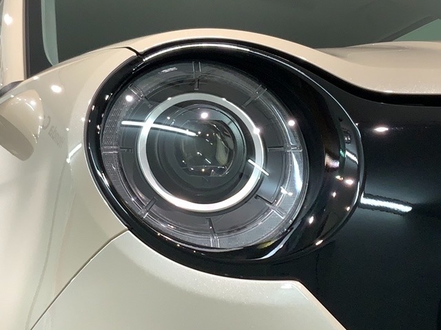 LEDヘッドライトは、点灯の瞬間から最大光量を発揮し、突然暗くなるトンネルなどでの安定感を高めます。