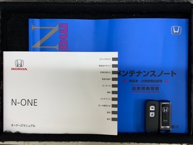 スマートキーは鍵をバッグに入れたままでもドアロックの開閉やエンジンのON・OFFができます。夜間や雨の日も鍵を探さなくて良いので便利です。