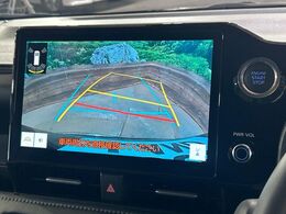 【バックカメラ】駐車時に後方がリアルタイム映像で確認できます。大型商業施設や立体駐車場での駐車時や、夜間のバック時に大活躍！運転スキルに関わらず、今や必須となった装備のひとつです！