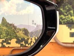 【ブラインドスポットモニター】走行中、ドアミラーの死角になりやすい箇所に後続車が接近するとサイドミラーのレンズに警告を表示！ドライバーに注意喚起をしてくれます。